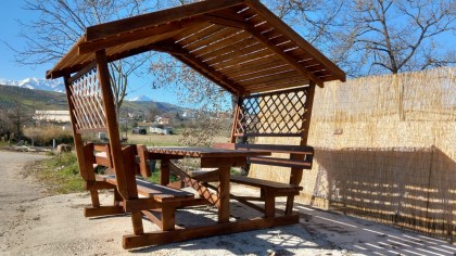 tavolo-da-giardino-con-copertura-a-falde-con-panche-bricolegnostore-1